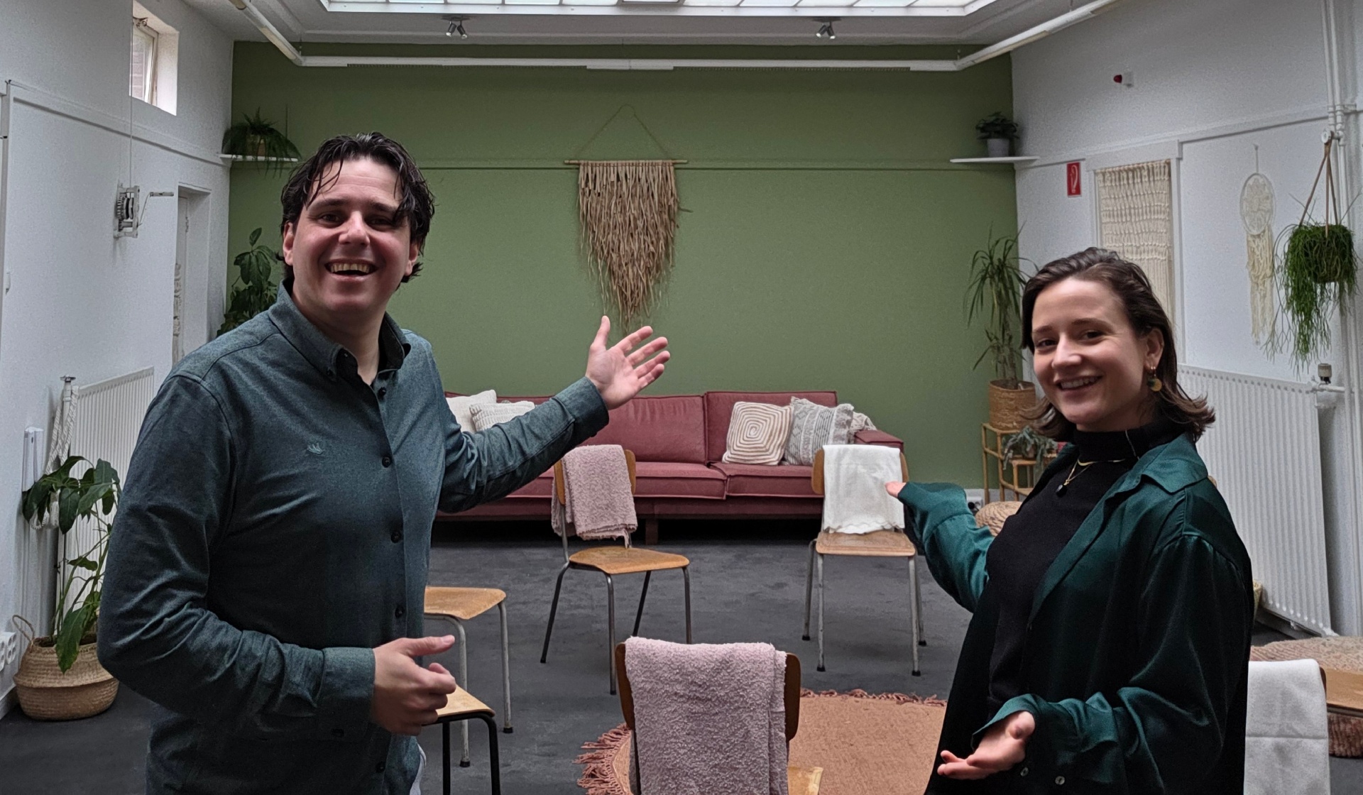 Twee trainers in een lichte ruimte met stoelen in opstelling